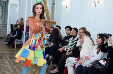 Moda haftası boyunca IFERMA 'da Latin Amerika tasarımı giyen bir model podyumda yürüyor. 9 Mayıs 2025 İspanya