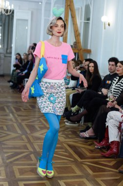 Moda haftası boyunca IFERMA 'da Latin Amerika tasarımı giyen bir model podyumda yürüyor. 9 Mayıs 2025 İspanya