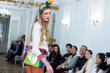 Moda haftası boyunca IFERMA 'da Latin Amerika tasarımı giyen bir model podyumda yürüyor. 9 Mayıs 2025 İspanya