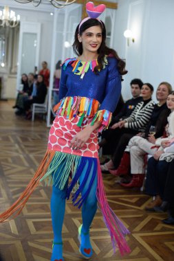 Moda haftası boyunca IFERMA 'da Latin Amerika tasarımı giyen bir model podyumda yürüyor. 9 Mayıs 2025 İspanya