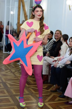 Moda haftası boyunca IFERMA 'da Latin Amerika tasarımı giyen bir model podyumda yürüyor. 9 Mayıs 2025 İspanya