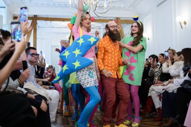 Moda haftası boyunca IFERMA 'da Latin Amerika tasarımı giyen bir model podyumda yürüyor. 9 Mayıs 2025 İspanya