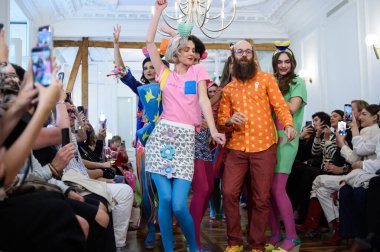 Moda haftası boyunca IFERMA 'da Latin Amerika tasarımı giyen bir model podyumda yürüyor. 9 Mayıs 2025 İspanya