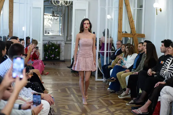 Moda haftası boyunca IFERMA 'da Latin Amerika tasarımı giyen bir model podyumda yürüyor. 9 Mayıs 2025 İspanya