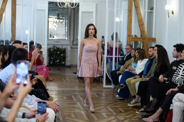 Moda haftası boyunca IFERMA 'da Latin Amerika tasarımı giyen bir model podyumda yürüyor. 9 Mayıs 2025 İspanya