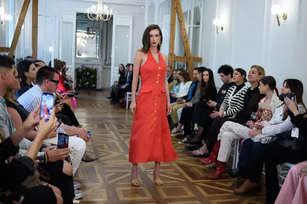 Moda haftası boyunca IFERMA 'da Latin Amerika tasarımı giyen bir model podyumda yürüyor. 9 Mayıs 2025 İspanya