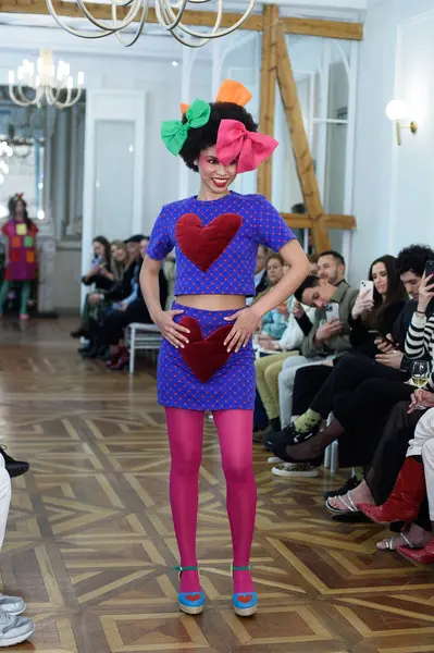 Moda haftası boyunca IFERMA 'da Latin Amerika tasarımı giyen bir model podyumda yürüyor. 9 Mayıs 2025 İspanya