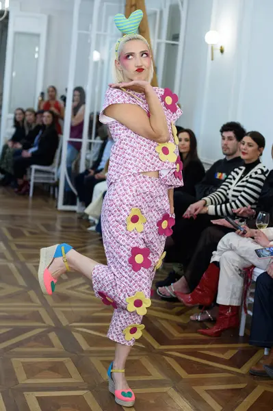 Moda haftası boyunca IFERMA 'da Latin Amerika tasarımı giyen bir model podyumda yürüyor. 9 Mayıs 2025 İspanya