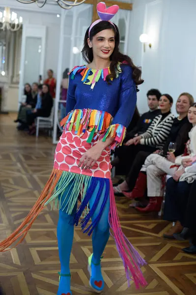 Moda haftası boyunca IFERMA 'da Latin Amerika tasarımı giyen bir model podyumda yürüyor. 9 Mayıs 2025 İspanya