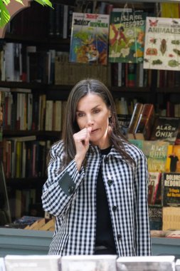 İspanya Kraliçesi Letizia, yüzüncü yılı dolayısıyla İspanya 'nın Madrid kentinde bulunan Cuesta de Moyano adlı daimi kitap fuarını ziyaret etti..