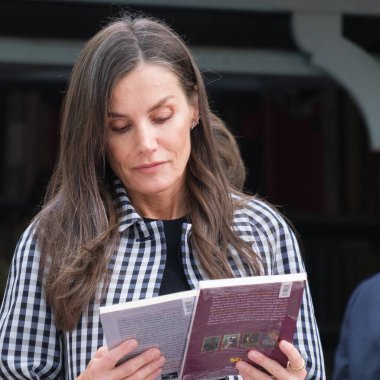 İspanya Kraliçesi Letizia, yüzüncü yılı dolayısıyla İspanya 'nın Madrid kentinde bulunan Cuesta de Moyano adlı daimi kitap fuarını ziyaret etti..