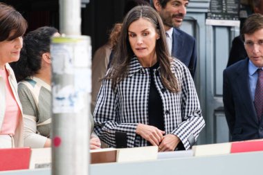 İspanya Kraliçesi Letizia, yüzüncü yılı dolayısıyla İspanya 'nın Madrid kentinde bulunan Cuesta de Moyano adlı daimi kitap fuarını ziyaret etti..