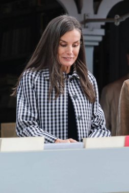 İspanya Kraliçesi Letizia, yüzüncü yılı dolayısıyla İspanya 'nın Madrid kentinde bulunan Cuesta de Moyano adlı daimi kitap fuarını ziyaret etti..