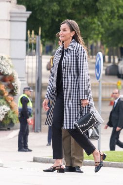 İspanya Kraliçesi Letizia, yüzüncü yılı dolayısıyla İspanya 'nın Madrid kentinde bulunan Cuesta de Moyano adlı daimi kitap fuarını ziyaret etti..
