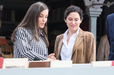 İspanya Kraliçesi Letizia, yüzüncü yılı dolayısıyla İspanya 'nın Madrid kentinde bulunan Cuesta de Moyano adlı daimi kitap fuarını ziyaret etti..