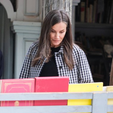 İspanya Kraliçesi Letizia, yüzüncü yılı dolayısıyla İspanya 'nın Madrid kentinde bulunan Cuesta de Moyano adlı daimi kitap fuarını ziyaret etti..