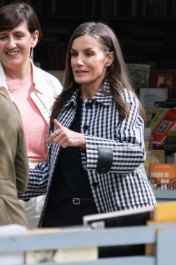 İspanya Kraliçesi Letizia, yüzüncü yılı dolayısıyla İspanya 'nın Madrid kentinde bulunan Cuesta de Moyano adlı daimi kitap fuarını ziyaret etti..