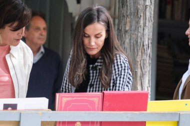 İspanya Kraliçesi Letizia, yüzüncü yılı dolayısıyla İspanya 'nın Madrid kentinde bulunan Cuesta de Moyano adlı daimi kitap fuarını ziyaret etti..