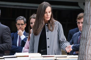 İspanya Kraliçesi Letizia, yüzüncü yılı dolayısıyla İspanya 'nın Madrid kentinde bulunan Cuesta de Moyano adlı daimi kitap fuarını ziyaret etti..