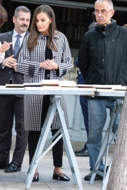 İspanya Kraliçesi Letizia, yüzüncü yılı dolayısıyla İspanya 'nın Madrid kentinde bulunan Cuesta de Moyano adlı daimi kitap fuarını ziyaret etti..