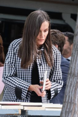 İspanya Kraliçesi Letizia, yüzüncü yılı dolayısıyla İspanya 'nın Madrid kentinde bulunan Cuesta de Moyano adlı daimi kitap fuarını ziyaret etti..