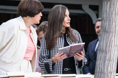 İspanya Kraliçesi Letizia, yüzüncü yılı dolayısıyla İspanya 'nın Madrid kentinde bulunan Cuesta de Moyano adlı daimi kitap fuarını ziyaret etti..