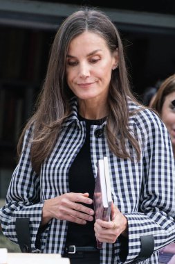 İspanya Kraliçesi Letizia, yüzüncü yılı dolayısıyla İspanya 'nın Madrid kentinde bulunan Cuesta de Moyano adlı daimi kitap fuarını ziyaret etti..