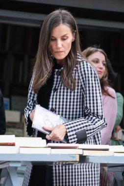 İspanya Kraliçesi Letizia, yüzüncü yılı dolayısıyla İspanya 'nın Madrid kentinde bulunan Cuesta de Moyano adlı daimi kitap fuarını ziyaret etti..