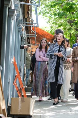 İspanya Kraliçesi Letizia, yüzüncü yılı dolayısıyla İspanya 'nın Madrid kentinde bulunan Cuesta de Moyano adlı daimi kitap fuarını ziyaret etti..