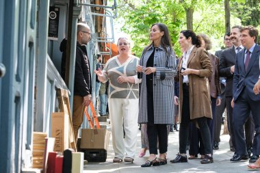 İspanya Kraliçesi Letizia, yüzüncü yılı dolayısıyla İspanya 'nın Madrid kentinde bulunan Cuesta de Moyano adlı daimi kitap fuarını ziyaret etti..