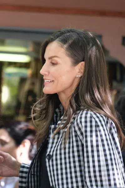 İspanya Kraliçesi Letizia, yüzüncü yılı dolayısıyla İspanya 'nın Madrid kentinde bulunan Cuesta de Moyano adlı daimi kitap fuarını ziyaret etti..