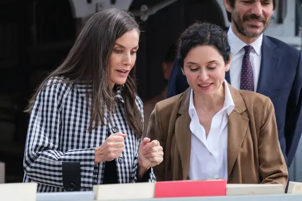 İspanya Kraliçesi Letizia, yüzüncü yılı dolayısıyla İspanya 'nın Madrid kentinde bulunan Cuesta de Moyano adlı daimi kitap fuarını ziyaret etti..