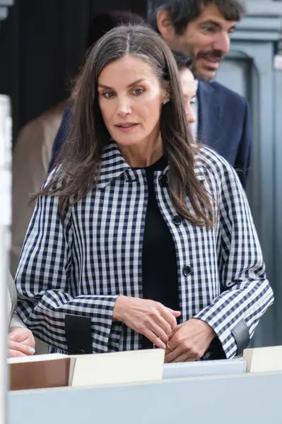 İspanya Kraliçesi Letizia, yüzüncü yılı dolayısıyla İspanya 'nın Madrid kentinde bulunan Cuesta de Moyano adlı daimi kitap fuarını ziyaret etti..