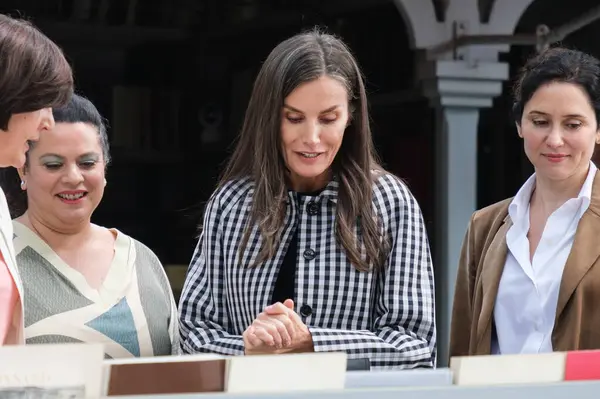 İspanya Kraliçesi Letizia, yüzüncü yılı dolayısıyla İspanya 'nın Madrid kentinde bulunan Cuesta de Moyano adlı daimi kitap fuarını ziyaret etti..