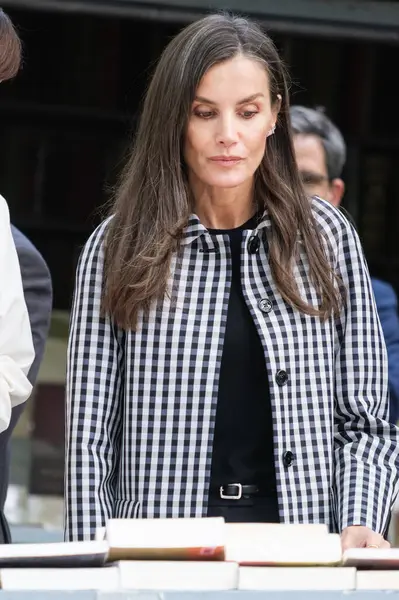 İspanya Kraliçesi Letizia, yüzüncü yılı dolayısıyla İspanya 'nın Madrid kentinde bulunan Cuesta de Moyano adlı daimi kitap fuarını ziyaret etti..