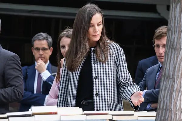 İspanya Kraliçesi Letizia, yüzüncü yılı dolayısıyla İspanya 'nın Madrid kentinde bulunan Cuesta de Moyano adlı daimi kitap fuarını ziyaret etti..