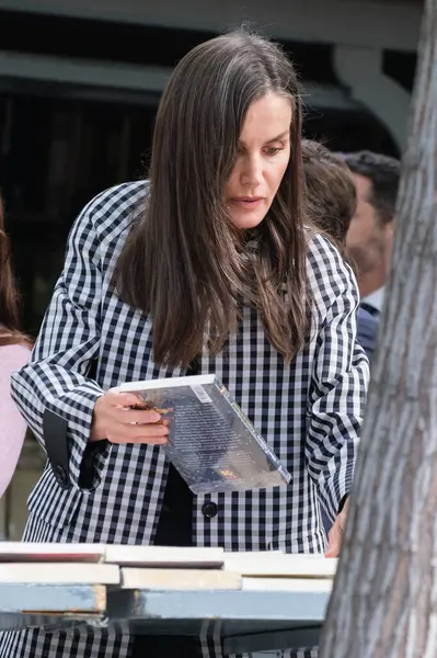 İspanya Kraliçesi Letizia, yüzüncü yılı dolayısıyla İspanya 'nın Madrid kentinde bulunan Cuesta de Moyano adlı daimi kitap fuarını ziyaret etti..