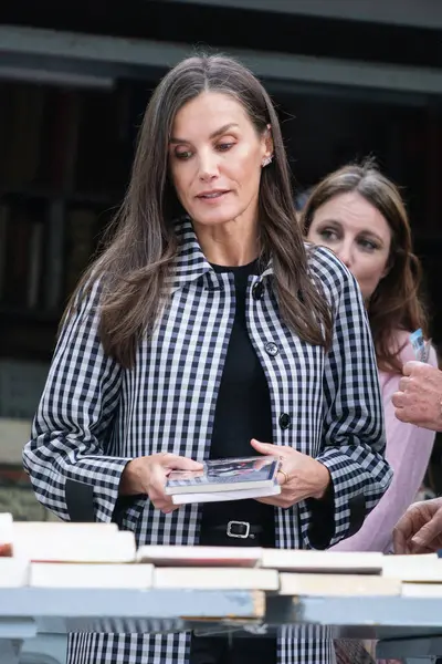 İspanya Kraliçesi Letizia, yüzüncü yılı dolayısıyla İspanya 'nın Madrid kentinde bulunan Cuesta de Moyano adlı daimi kitap fuarını ziyaret etti..