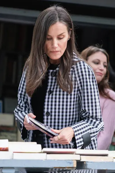 İspanya Kraliçesi Letizia, yüzüncü yılı dolayısıyla İspanya 'nın Madrid kentinde bulunan Cuesta de Moyano adlı daimi kitap fuarını ziyaret etti..