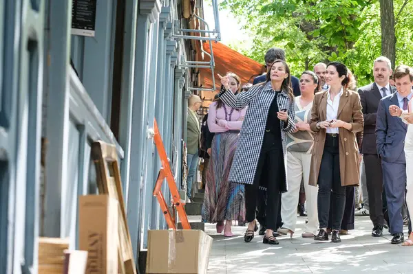 İspanya Kraliçesi Letizia, yüzüncü yılı dolayısıyla İspanya 'nın Madrid kentinde bulunan Cuesta de Moyano adlı daimi kitap fuarını ziyaret etti..