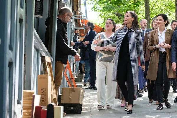 İspanya Kraliçesi Letizia, yüzüncü yılı dolayısıyla İspanya 'nın Madrid kentinde bulunan Cuesta de Moyano adlı daimi kitap fuarını ziyaret etti..