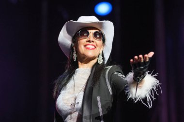 Amistades Peligrosas ikilisinden Cristina del Valle, 9 Mayıs 2025 'te Plaza Mayor, Madrid' de verdiği konserde sahne aldı..