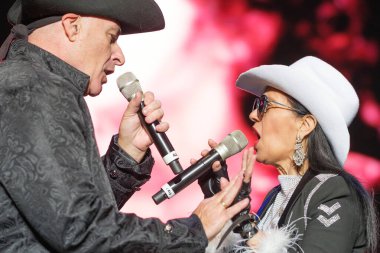 Amistades Peligrosas ikilisinden Cristina del Valle, 9 Mayıs 2025 'te Plaza Mayor, Madrid' de verdiği konserde sahne aldı..