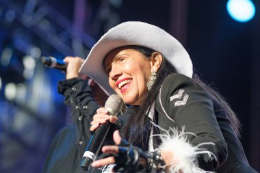 Amistades Peligrosas ikilisinden Cristina del Valle, 9 Mayıs 2025 'te Plaza Mayor, Madrid' de verdiği konserde sahne aldı..