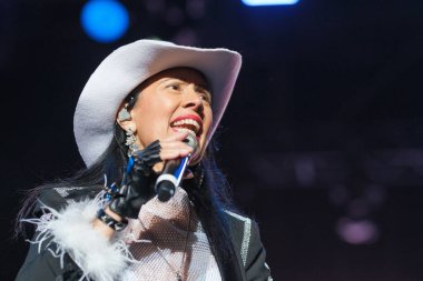 Amistades Peligrosas ikilisinden Cristina del Valle, 9 Mayıs 2025 'te Plaza Mayor, Madrid' de verdiği konserde sahne aldı..