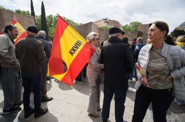 İspanya bayrağı taşıyan insanlar 10 Mayıs 2025 'te İspanya' da Govierno de Pedro Sanchez 'e karşı yapılan minipstation sırasında protesto eylemi yaptılar.