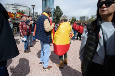 İspanya bayrağı taşıyan insanlar 10 Mayıs 2025 'te İspanya' da Govierno de Pedro Sanchez 'e karşı yapılan minipstation sırasında protesto eylemi yaptılar.