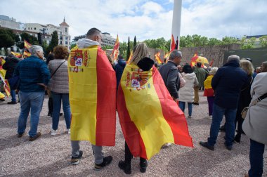 İspanya bayrağı taşıyan insanlar 10 Mayıs 2025 'te İspanya' da Govierno de Pedro Sanchez 'e karşı yapılan minipstation sırasında protesto eylemi yaptılar.