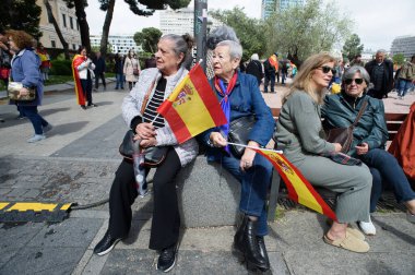 İspanya bayrağı taşıyan insanlar 10 Mayıs 2025 'te İspanya' da Govierno de Pedro Sanchez 'e karşı yapılan minipstation sırasında protesto eylemi yaptılar.