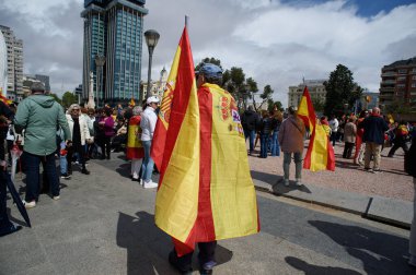 İspanya bayrağı taşıyan insanlar 10 Mayıs 2025 'te İspanya' da Govierno de Pedro Sanchez 'e karşı yapılan minipstation sırasında protesto eylemi yaptılar.